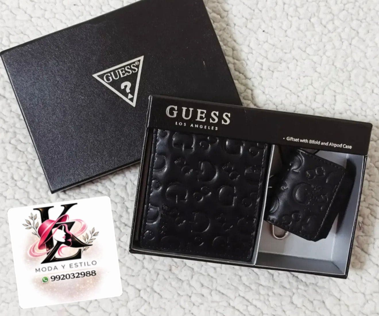 Billetera+ porta audífono GUESS